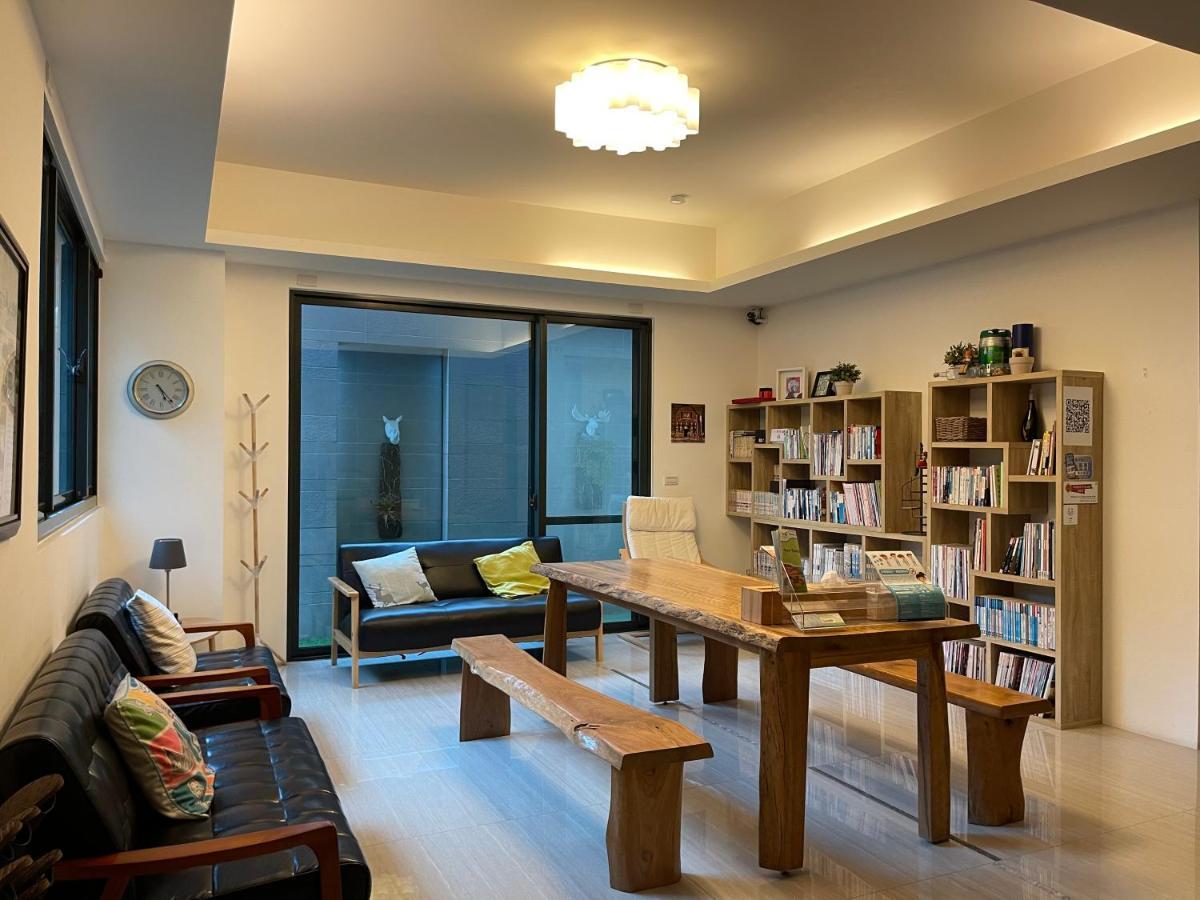 Fun Holiday Family Hostel Tainan Exterior photo