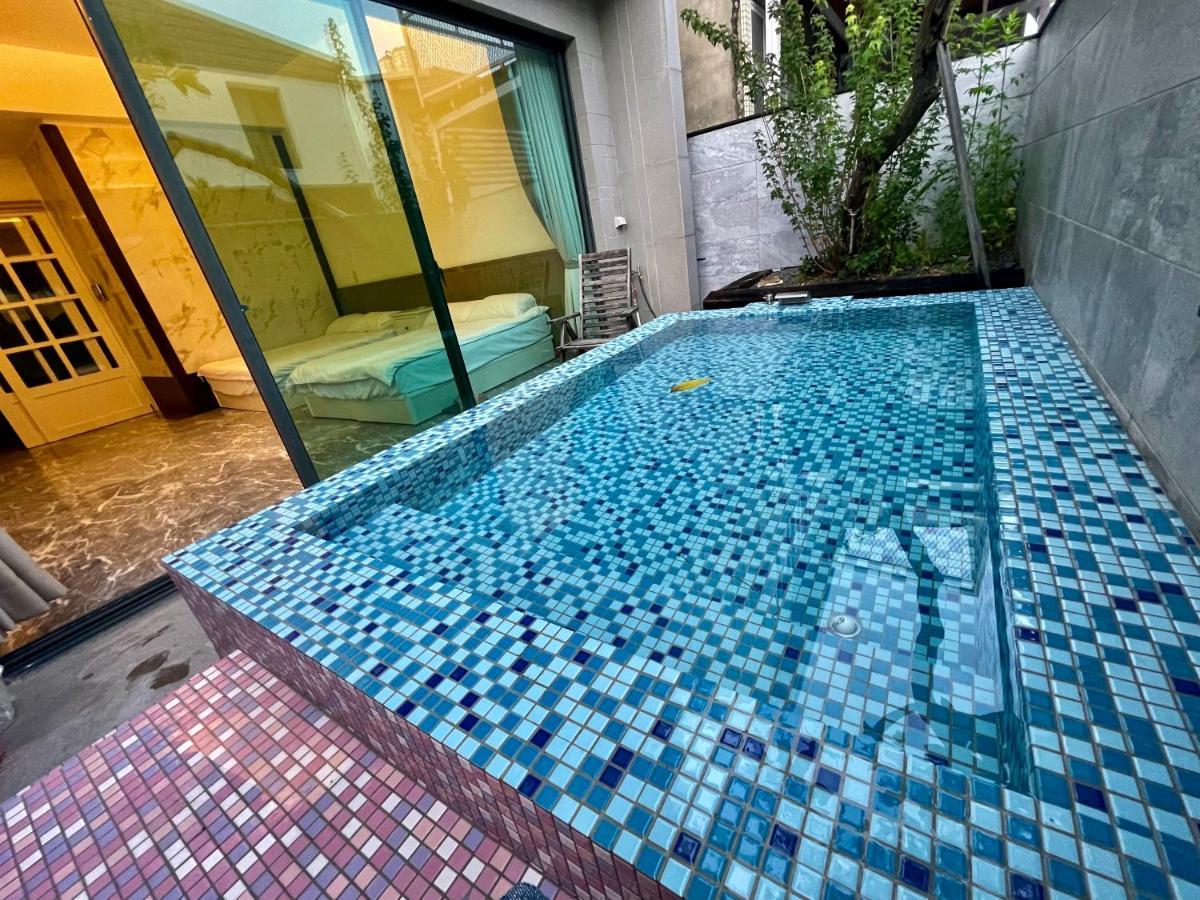 Fun Holiday Family Hostel Tainan Exterior photo