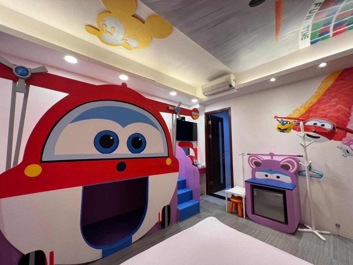 Fun Holiday Family Hostel Tainan Exterior photo