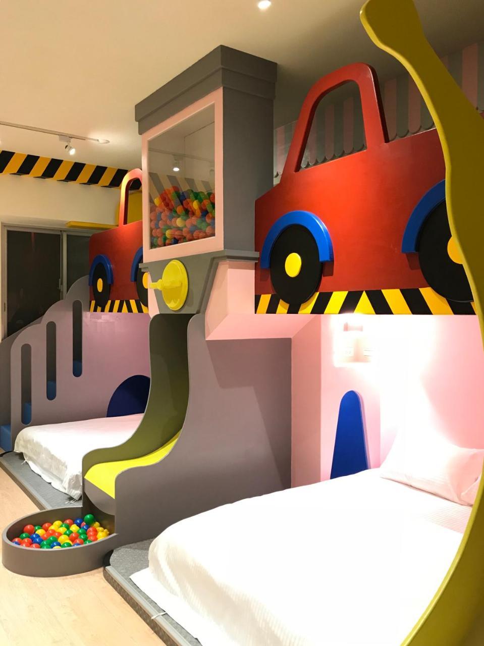 Fun Holiday Family Hostel Tainan Exterior photo